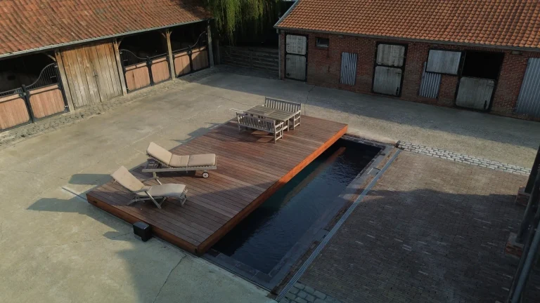 Schuin bovenaanzicht van luxe mobiel terras dat over een zwembad schuift