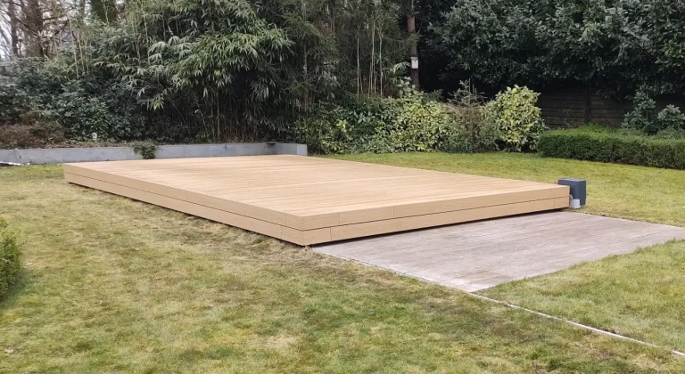 Zwembad met gesloten mobiel terras in groene tuin