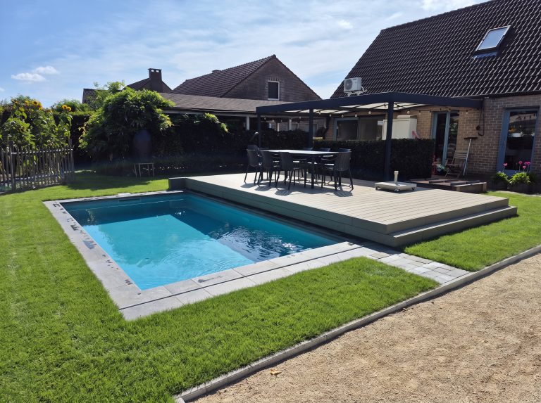 Zwembad met mobiel terras in een groene tuin in Olen